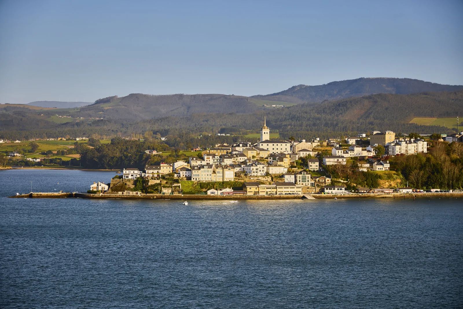 Castropol visto desde la Ría del Eo, villa asturiana en la frontera con Galicia — a 35 minutos de Casa Salitre en Ortiguera, Coaña