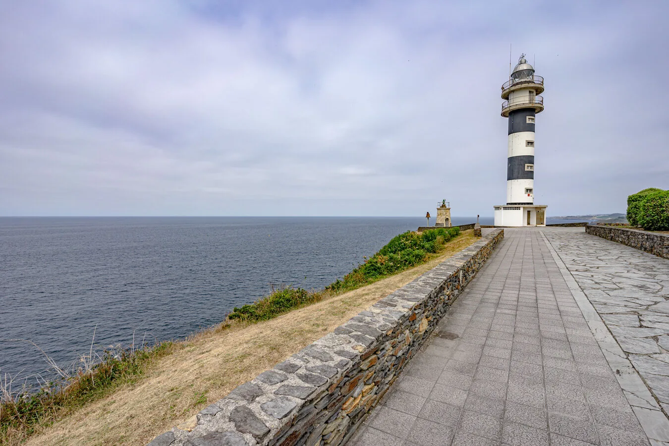 Faro de Ortiguera con vistas al mar Cantábrico, Coaña, Asturias — a 10 minutos a pie de Casa Salitre