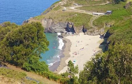 Playa de Arnelles, cala de arena fina en el occidente de Asturias, a 10 minutos a pie de Casa Salitre en Ortiguera