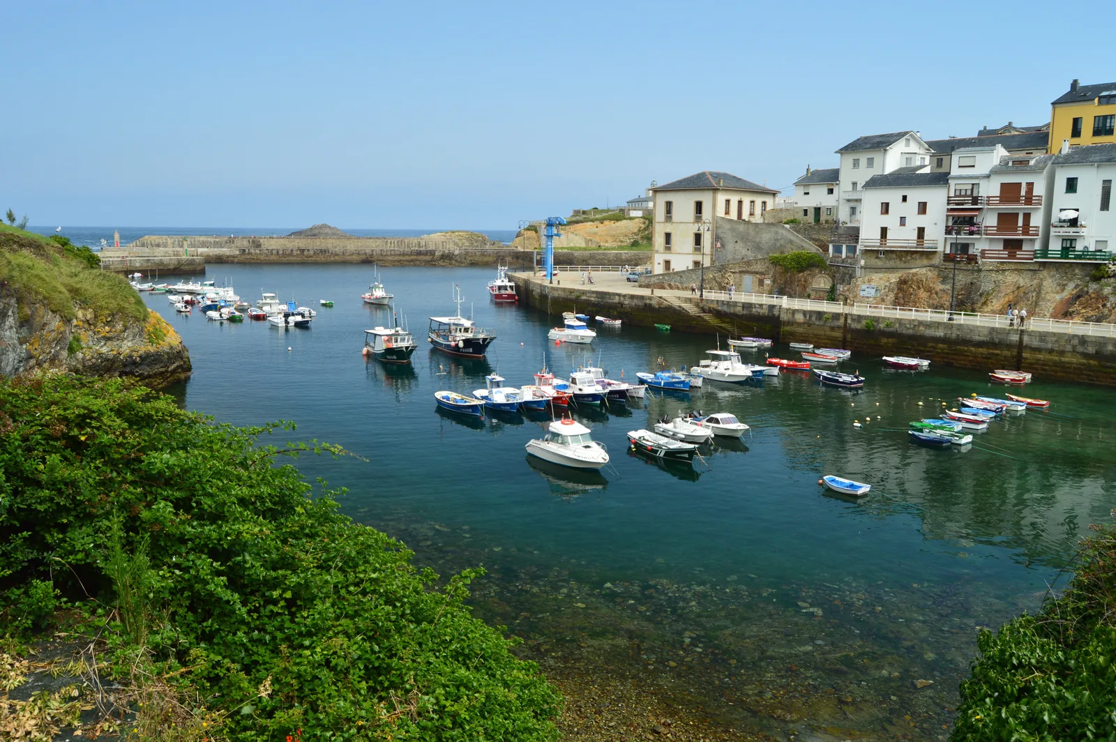 Puerto pesquero de Tapia de Casariego con barcos y el mar Cantábrico, occidente de Asturias — a 20 minutos de Casa Salitre en Ortiguera, Coaña