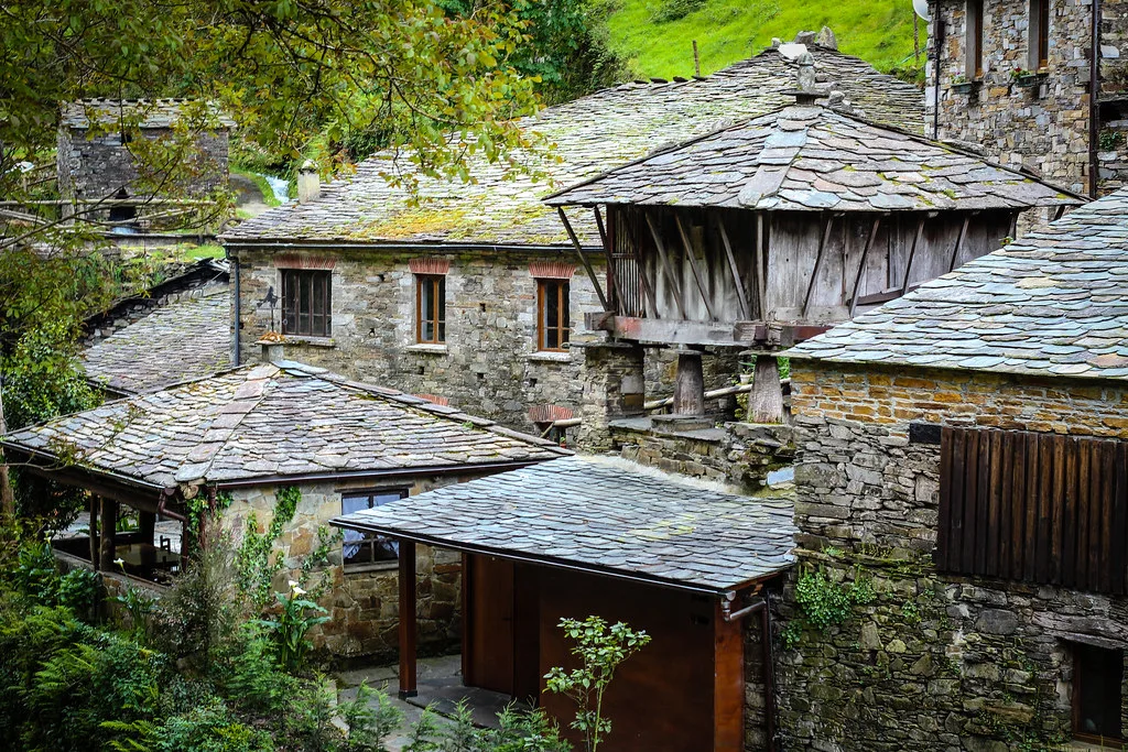 Conjunto de Os Teixóis en Taramundi, con construcciones tradicionales de piedra y tejados de pizarra